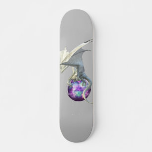 Weißer Eisdrache mit magischer Spur Skateboard