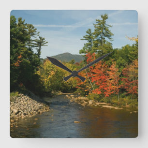 Weißer Fluss im Herbst, New Hampshire Quadratische Wanduhr