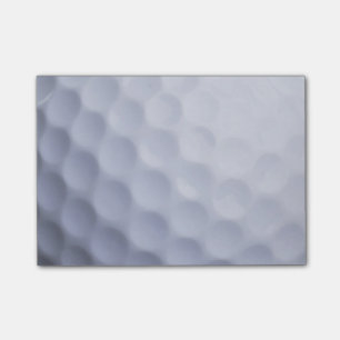 Weißer Golfball trägt Schablone zur Schau Post-it Klebezettel