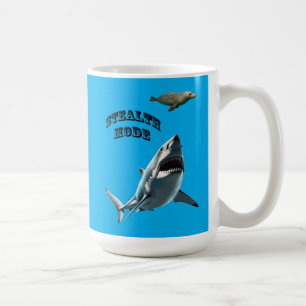 Weißer Hai, der eine Robbe unter Wasser jagt URM Kaffeetasse
