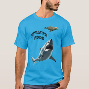 Weißer Hai, der eine Robbe unter Wasser jagt URM T-Shirt