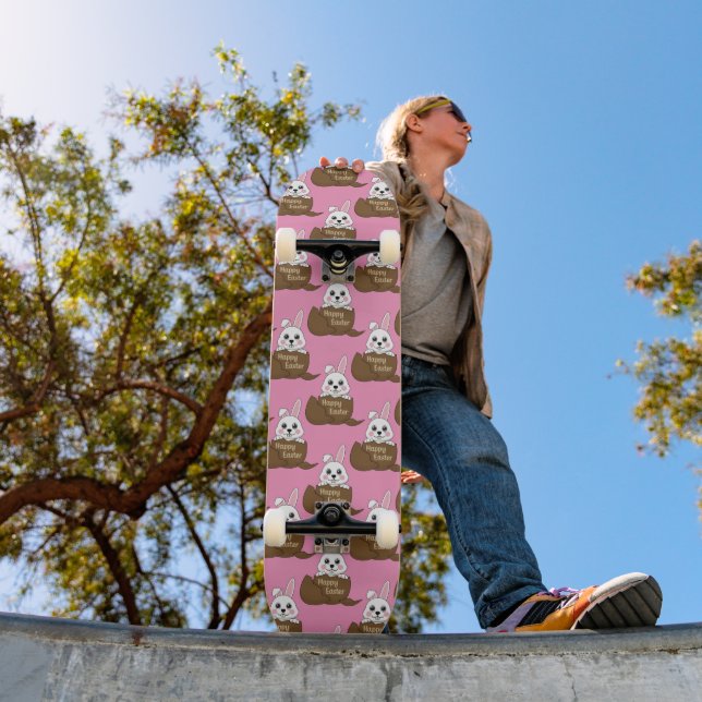 Weißer Hase im Schokoladeneier-Ostermuster Skateboard (Außenbereich 1)
