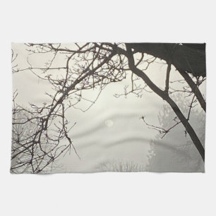 Weißer Himmel und Sonne sind von Bäumen dramatisch Geschirrtuch