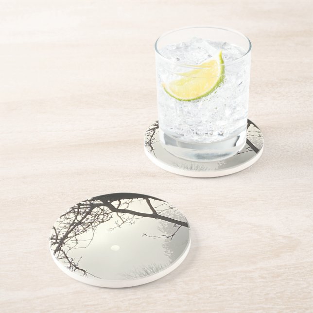 Weißer Himmel und Sonne sind von Bäumen dramatisch Getränkeuntersetzer (Seite)