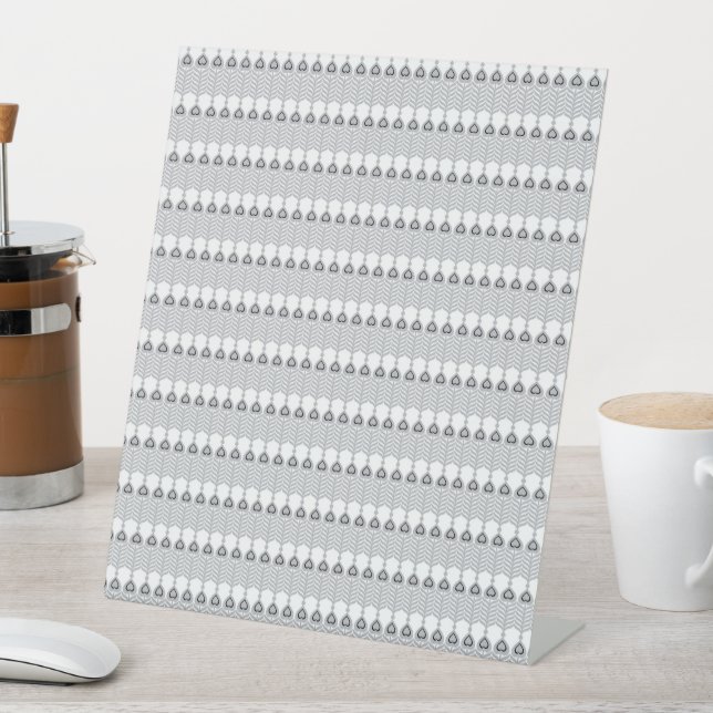 weißer Hintergrund mit Kreismuster Sockelschild (In Situ)