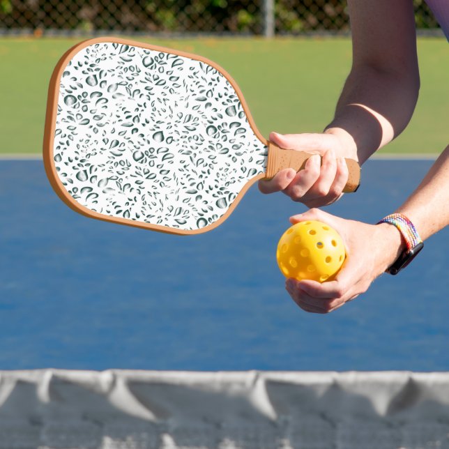 weißer Hintergrund mit vielen Wassertropfen Pickleball Schläger (InSitu)