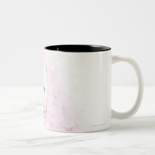 weißer Hintergrund, weiße Bulldogge, rosa Feder Zweifarbige Tasse