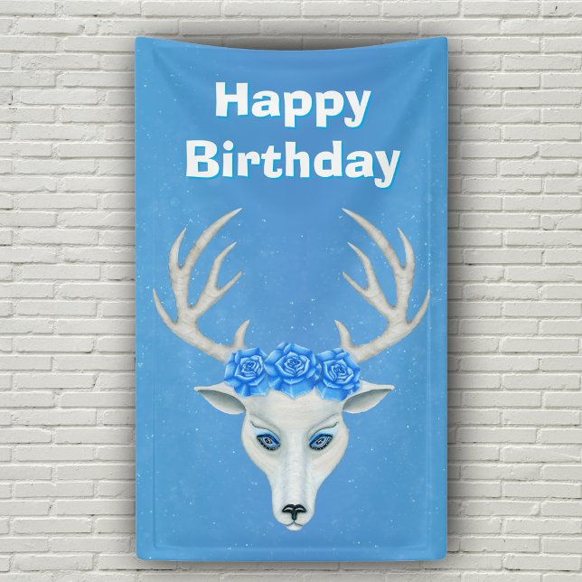 Weißer Hirschkopf Große Antler Blaue Rose Geburtst Banner (White deer head wearing blue roses with big antlers on vibrant blue Happy Birthday backdrop.)