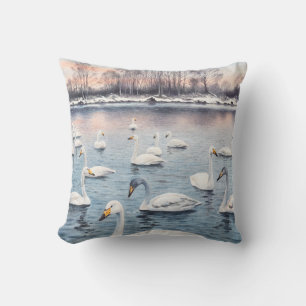 Weißer Höckerschwan auf einem See. Aquarellmalerei Kissen