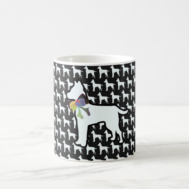 Weißer Hund mit schwarzer Schleife  Kaffeetasse (Mittel)