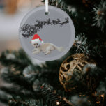 Weißer Hund mit Weihnachtsmannmütze | Schlitten un Ornament Aus Glas<br><div class="desc">Ein personalisierter Weihnachtsschmuck ist ein guter Weg, um Ihr Haustier zu Weihnachten zu feiern. Ein zeichn einer rot-weißen Weihnachtsmannmütze wird auf einem Foto eines kleinen, flauschigen weißen Hundes platziert. Eine Silhouette von Schlitten und Rentieren des Weihnachtsmannes, die durch den Himmel fliegen, befindet sich im grauen Hintergrund. Wenn du will, das...</div>