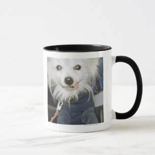 Weißer Hundetragende Kleidung Tasse