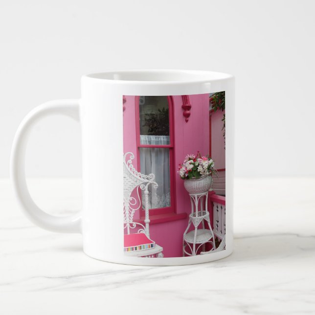 Weißer Korb auf Rosa - Martha's Vineyard Jumbo-Tasse (Links)