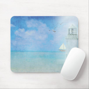 Weißer Leuchtturm und Segelboot Mousepad