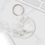 Weißer Marmor mit Personalisiertem Monogramm und N Schlüsselanhänger<br><div class="desc">Weißer Marmor mit Personalisiertem Monogramm und Namensgeschenk mit Monogramm und Namen in grau modernen sans serif Schriftart Stil auf weißem Marmorboden. Perfekt als Brautmädchen und Trauzeugen Geschenk,  Feriengeschenk,  Familiengeschenk Wiedersehen und Geschenk für alle besondere Anlässe.</div>