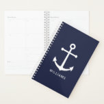 Weißer Nautikanker und Individuelle Name auf Navy  Planer<br><div class="desc">Moderner Minimalistischer Nautical Planner mit weißem Anker mit personalisiertem Namen in weißem,  modernem Sans Serif Schriftart auf marineblau Hintergrund.
Perfekt als Geschenk für den Neujahrstag und alle besondere Anlass.</div>