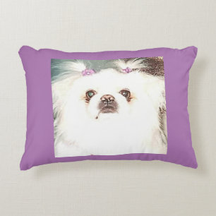 Weißer pekingese Welpenakzent werfen Kissen. Dekokissen