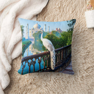 Weißer Pfau mit Blick auf den Taj Mahal Kissen
