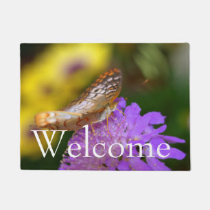 Weißer Pfauenschmetterling auf violetter Blüte Fußmatte