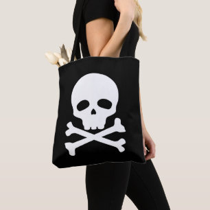 Weißer Piratenschädel auf schwarzem Hintergrund