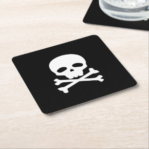 Weißer Piratenschädel auf schwarzem Hintergrund Rechteckiger Pappuntersetzer