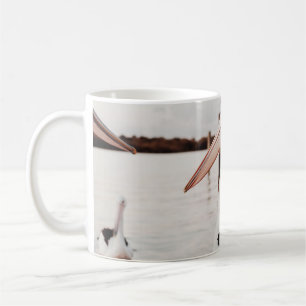 WEISSER PULKAN AUF WASSERKÖRPER WÄHREND DES TAGE KAFFEETASSE