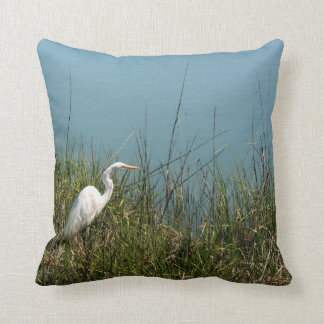 Weißer Reiher stehend im Wasser des Grases w Kissen