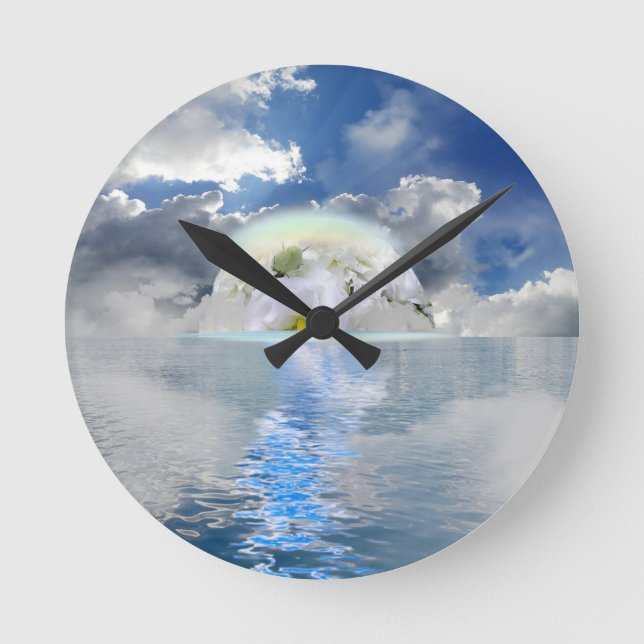 Weißer Rosenmond, der durch die Ozeanfantasie schw Runde Wanduhr (Vorderseite)