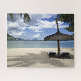 Weißer Sand-Strand und Regenschirm Puzzle