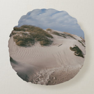 WEIßER SAND UND GRÜNES GRAS FELD RUNDES KISSEN