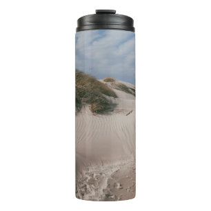WEIßER SAND UND GRÜNES GRAS FELD THERMOSBECHER