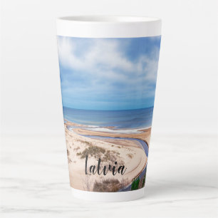 Weißer Sandstrand an der Ostsee in Lettland Milchtasse