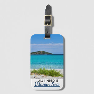 Weißer Sandstrand mit türkisblauem Wasser und das  Gepäckanhänger