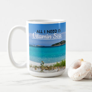 Weißer Sandstrand mit türkisblauem Wasser und das  Kaffeetasse