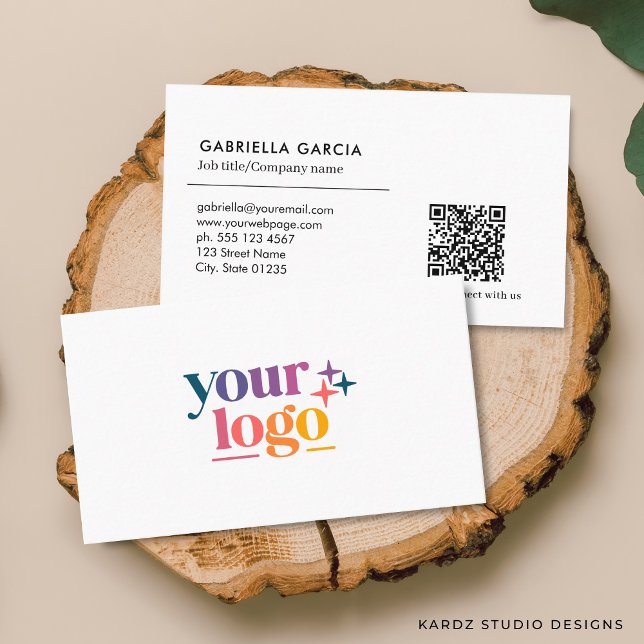 Weißer scannbarer QR-Code-Logo-Minimal-Geschäfts K Visitenkarte (Front and back of the business card are shown in standard size. Choose size, corner + paper style.)
