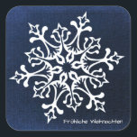 Weißer Schneeflocken auf Blue Fröhliche Weihnachte Quadratischer Aufkleber<br><div class="desc">Weiße Schneeflocke auf blau mit einem Text von "Fröhliche Weihnachten".</div>
