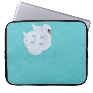 Weißer Schwan, aufblasbar auf dem Wasserkörper Laptopschutzhülle
