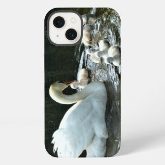 Weißer Schwan mit Chicks iPhone 13 Hülle