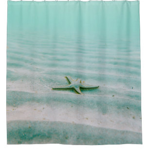 Weißer Seestern auf Sand unter Wasser am Morgen Duschvorhang
