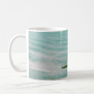Weißer Seestern auf Sand unter Wasser am Morgen Kaffeetasse