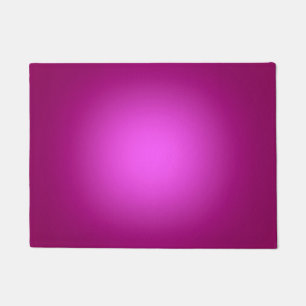 Weißer Spotlight auf Rosa Fußmatte