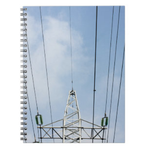 WEIßER STAHL-ELEKTRIKMAST UNTER WEISSEN WOLKEN NOTIZBLOCK