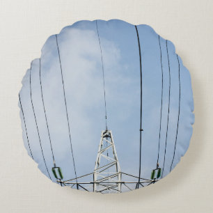 WEIßER STAHL-ELEKTRIKMAST UNTER WEIßEN WOLKEN RUNDES KISSEN