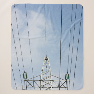 WEIßER STAHL-ELEKTRISCHER MAST UNTER WEIßEN WOLKEN SHERPADECKE