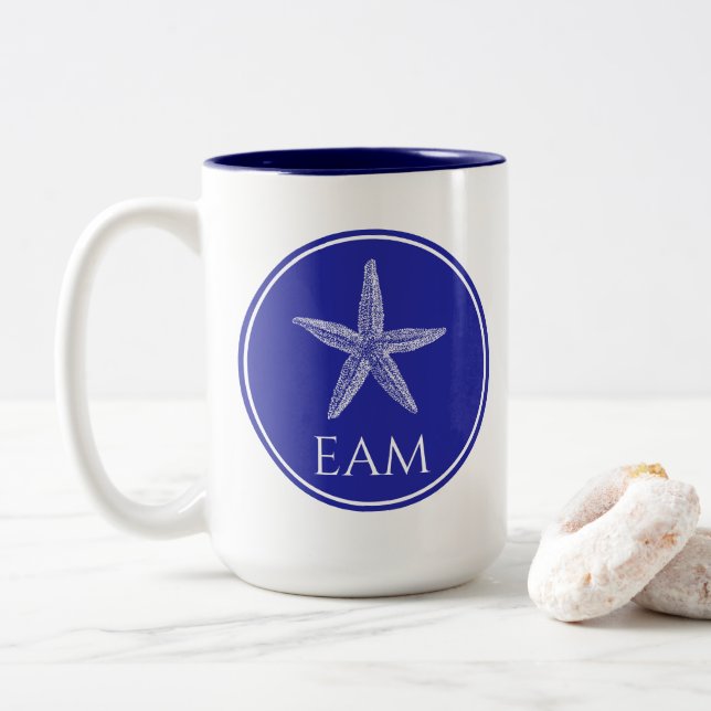 Weißer Starfish an der Küste auf Navy Blue Monogra Zweifarbige Tasse (Mit Donut)
