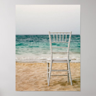 Weißer Stuhl auf dem Strand Poster