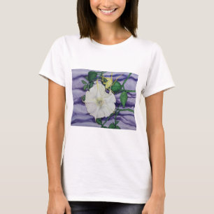 Weißer T - Shirt mit weißer Blume auf Lavendel
