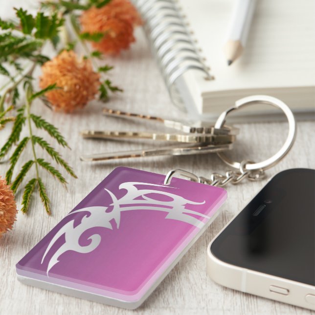 Weißer Tätowierungsdruck mit lila Farbverlauf Schlüsselanhänger (Vorderseite rechts)