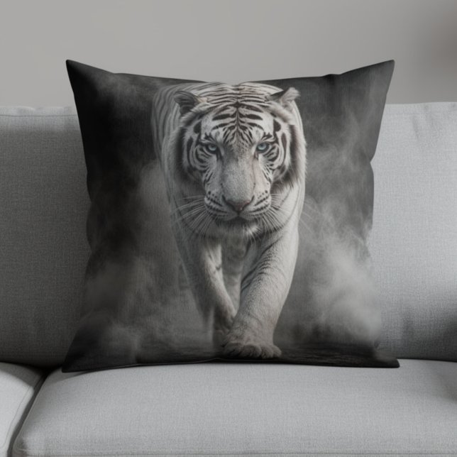 Weißer Tiger, der durch Rauch geht Kissen (Von Creator hochgeladen)