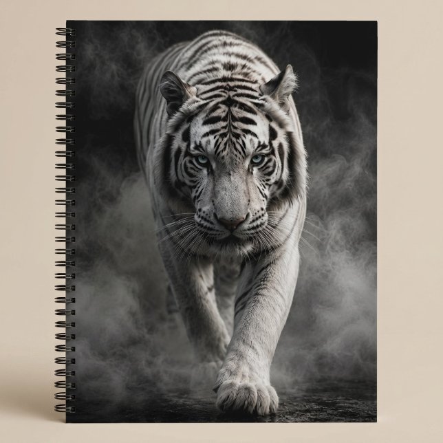 Weißer Tiger, der durch Rauch geht Notizbuch (Von Creator hochgeladen)
